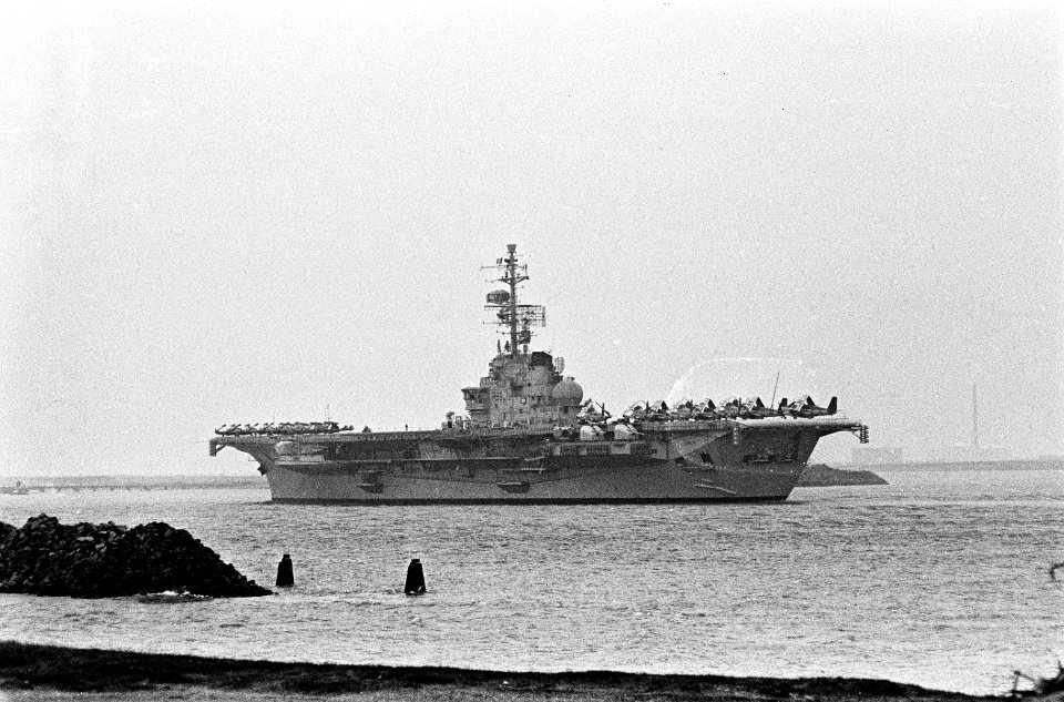 Frans smaldeel in Rotterdam, Vliegdekschip, Bestanddeelnr 913-9571