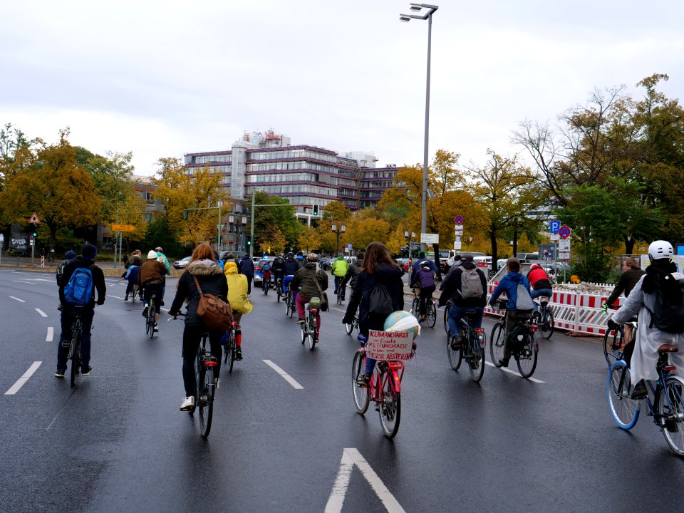 FridaysForFuture protest Berlin 11-10-2019 bicycle tour Westkreuz - Inavlidenpark 07