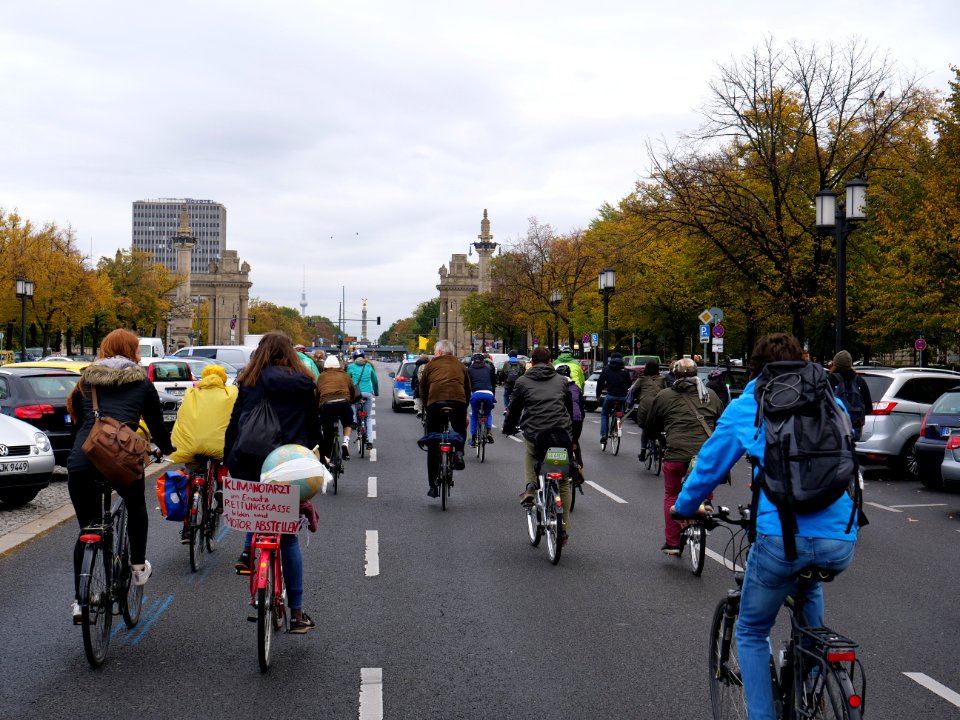 FridaysForFuture protest Berlin 11-10-2019 bicycle tour Westkreuz - Inavlidenpark 09