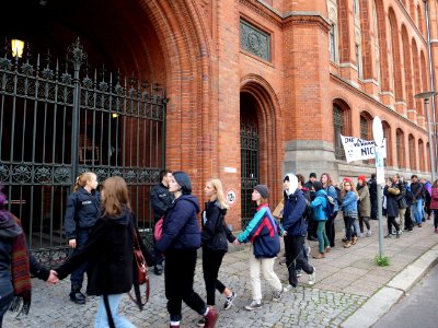 FridaysForFuture protest Berlin 11-10-2019 human chain at Rotes Rathaus 02