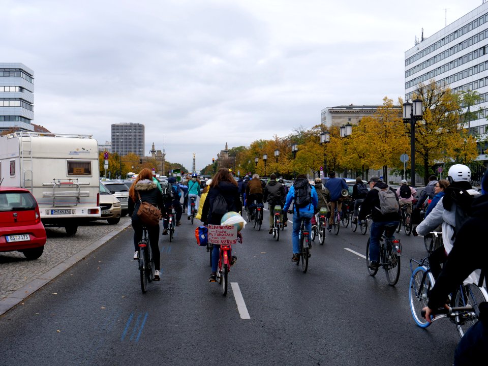 FridaysForFuture protest Berlin 11-10-2019 bicycle tour Westkreuz - Inavlidenpark 08