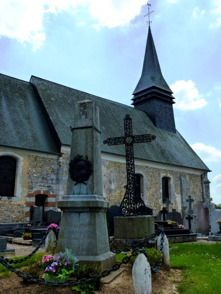 Fresne-Cauverville (Eure, Fr) église, croix de cimetière, monument aux morts à Fresne