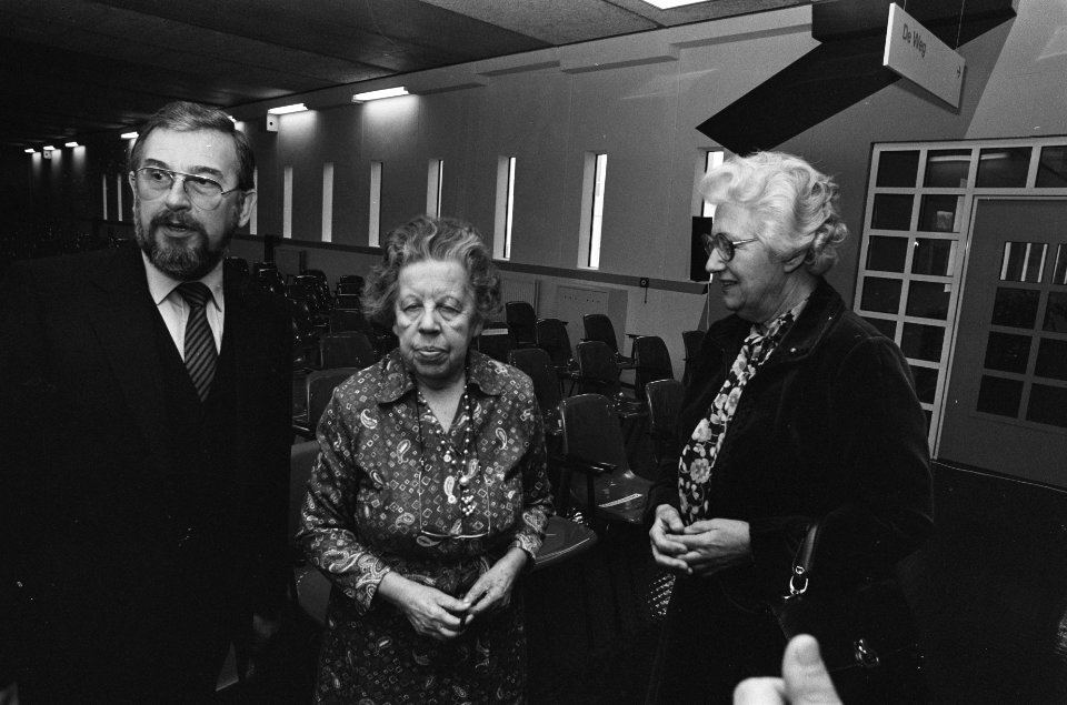 Freule Wttewaall van Stoetwegen en staatssecretaris Haars met directeur H. Postm, Bestanddeelnr 930-1524