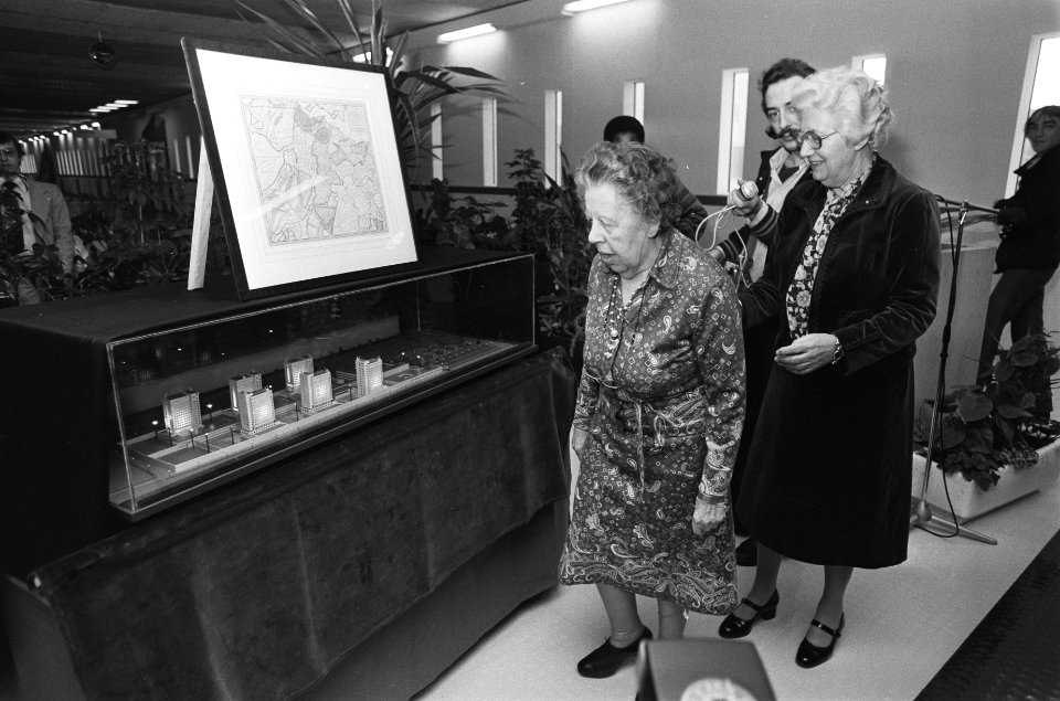 Freule Wttewaall van Stoetwegen (l) en staatssecretaris Haars, Bestanddeelnr 930-1520