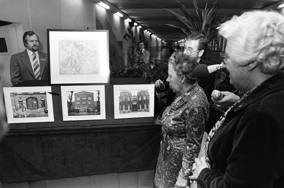 Freule Wttewaall van Stoetwegen en staatssecretaris Haars passeren tentoongestel, Bestanddeelnr 930-1522