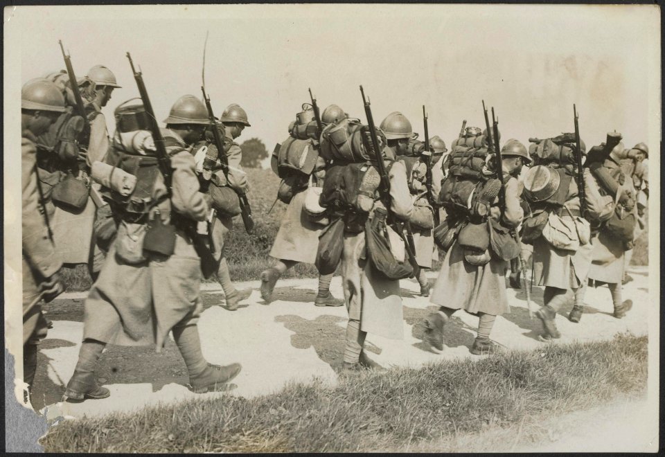French Troops on the march route to the front. The spirit of our allies is magni, Bestanddeelnr 158-1987