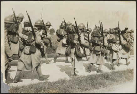 French Troops on the march route to the front. The spirit of our allies is magni, Bestanddeelnr 158-1987