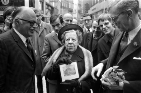 Freule Wttewaall van Stoetwegen (m) en lijsttrekker Udink (r), Bestanddeelnr 924-4717