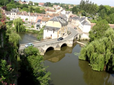 Fresnay-sur-Sarthe, Sarthe et pont,vue de la terrasse du château