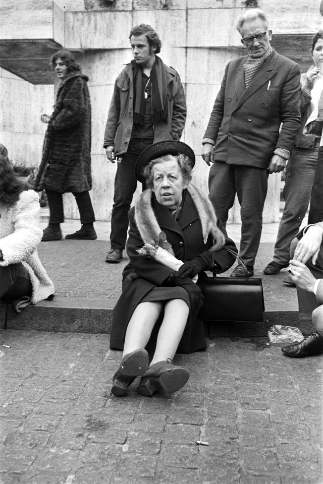 Freule Wttewaall van Stoetwegen te midden van hippies bij het Nationaal Monument, Bestanddeelnr 924-4710