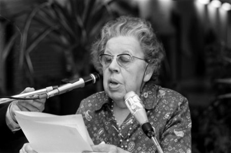Freule Wttewaall van Stoetwegen tijdens een toespraak, Bestanddeelnr 930-1525