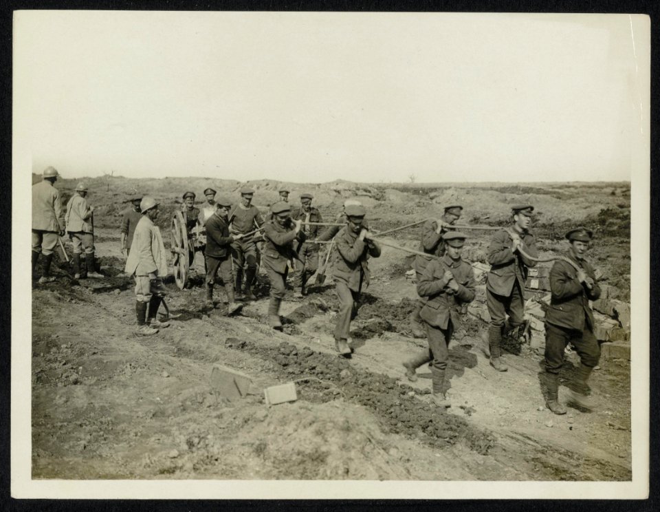 French Poilus watching our artillery men bringing up shells, Bestanddeelnr 158-0744