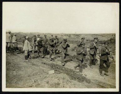French Poilus watching our artillery men bringing up shells, Bestanddeelnr 158-0744