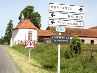 Fribourg (Moselle), village d'Albeschaux, entrée et chapelle