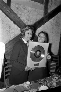 Frida Boccara krijgt gouden LP van C Valente , Amstelveen, Bestanddeelnr 924-9324