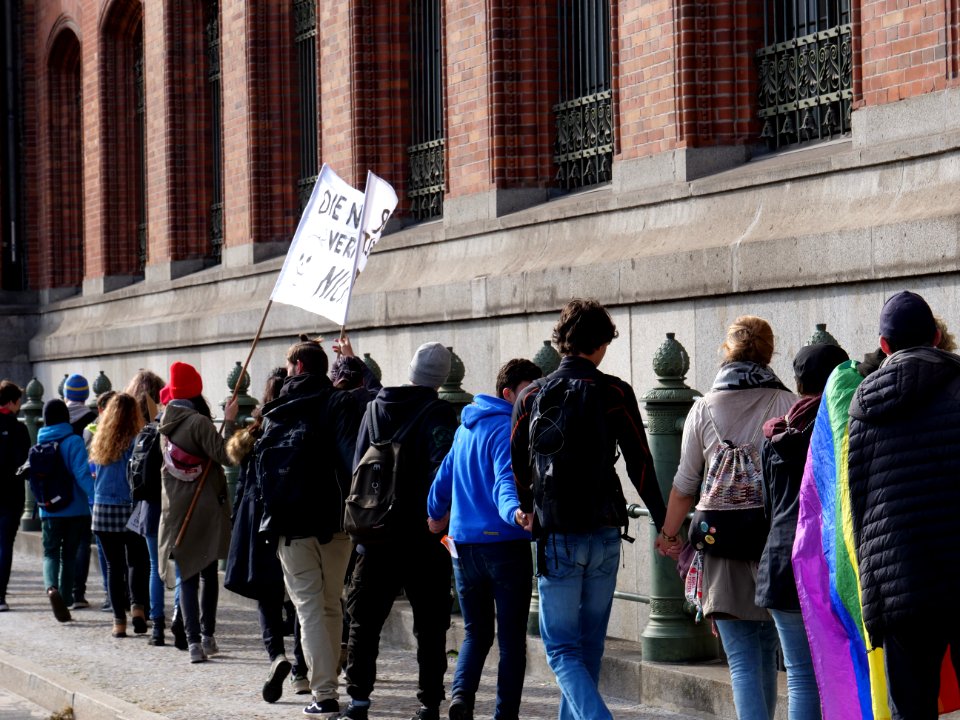 FridaysForFuture protest Berlin 11-10-2019 human chain at Rotes Rathaus 04