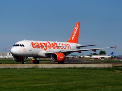 G-EZIL easyJet Airbus A319-111 taxiing at Schiphol (AMS - EHAM), The Netherlands, 18may2014, pic-1