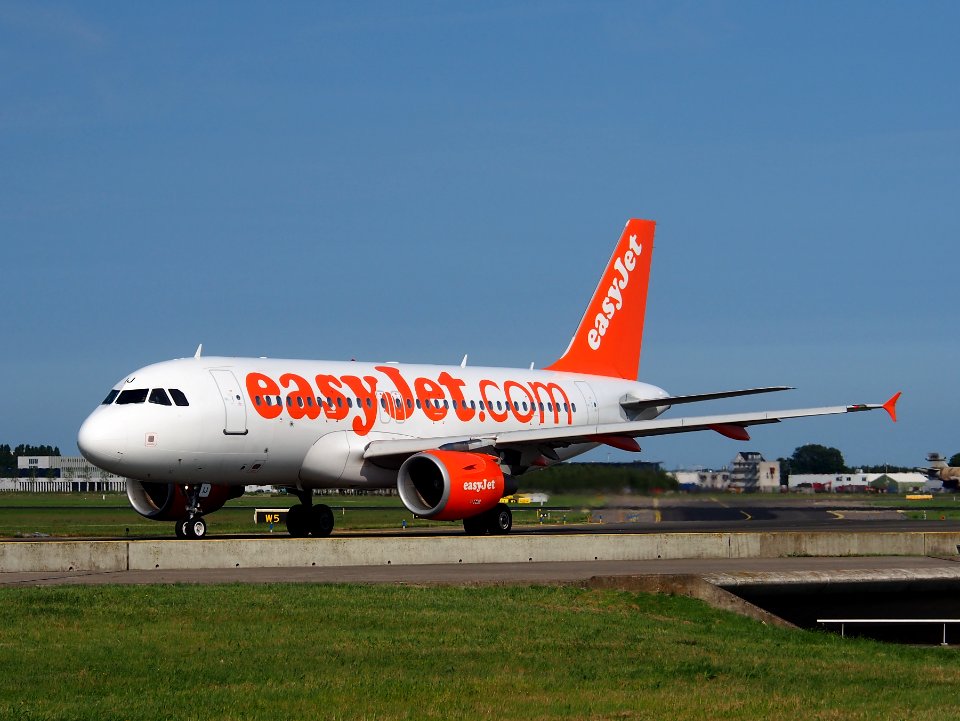 G-EZIJ easyJet Airbus A319-111 pic1