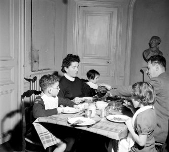 Gezin aan tafel tijdens de maaltijd, Bestanddeelnr 252-9349