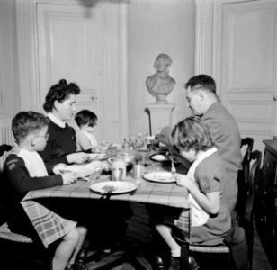 Gezin aan tafel tijdens de maaltijd, Bestanddeelnr 252-9352