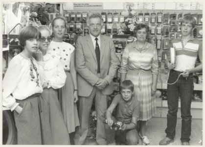 Gezin Felix Technisch Installatiebedrijf aan de Wagenweg. Foto in de Doe-het-zelf afdeling V.l.n.r. Ellen, Anneke, Lia, Wim Felix (eigenaar), Pieter, mevrouw Felix en zoon Wim. NL-HlmNHA 54013112