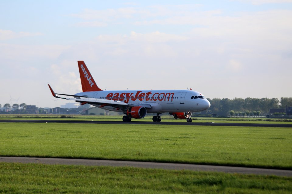 G-EZWU, EHAM 2