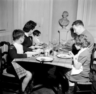 Gezin aan tafel tijdens de maaltijd, Bestanddeelnr 252-9350