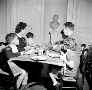 Gezin aan tafel tijdens de maaltijd, Bestanddeelnr 252-9353