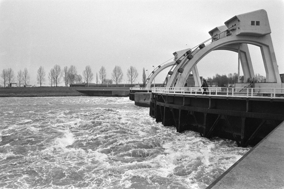 Gif in Rijn (van Zwitserse chemische fabriek Sandon) stuw bij Hagestijn open vo, Bestanddeelnr 933-8096