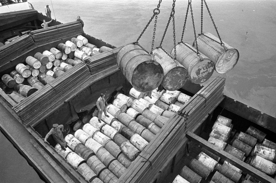 Gifschip Bettingen in Amsterdamse Mercuriushaven, vaten met gif in de Bettingen, Bestanddeelnr 925-9534