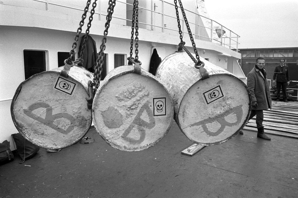 Gifschip Bettingen in Amsterdamse Mercuriushaven, vaten met gif in de Bettingen, Bestanddeelnr 925-9535