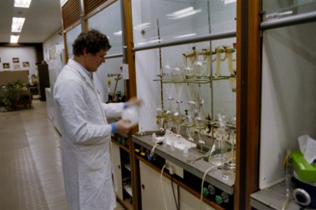 Gif in Rijn onderzoek watermonsters bij het Rijks Instituut Zuivering Afvalwate, Bestanddeelnr 253-8995