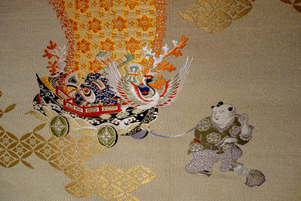 Gift cover (fukusa), Japan, view 2, late 19th century, silk, gold thread - Textile Museum of Canada - DSC00883