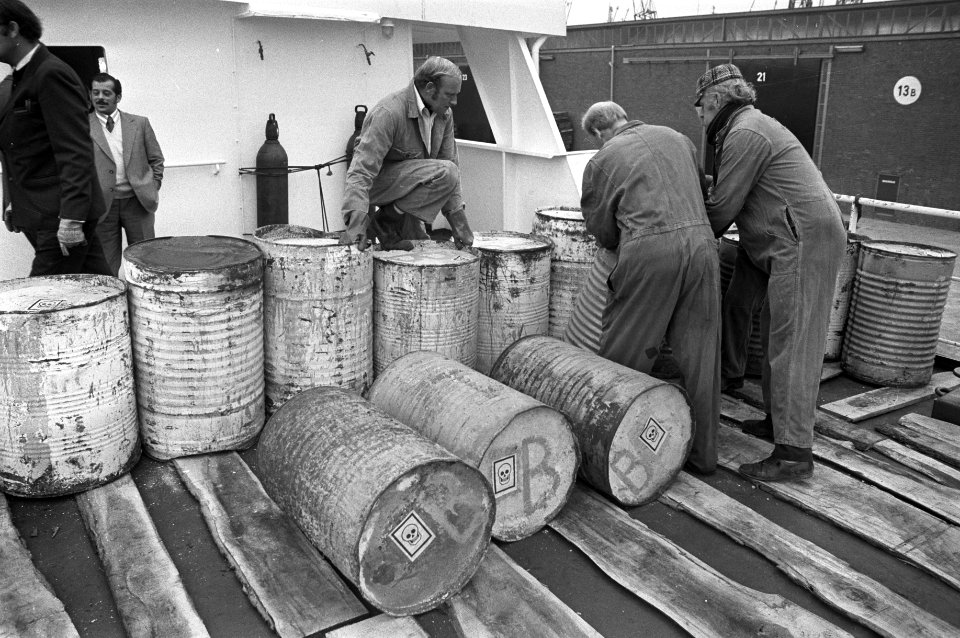 Gifschip Bettingen in Amsterdamse Mercuriushaven, arbeiders bij vaten met gif, Bestanddeelnr 925-9531