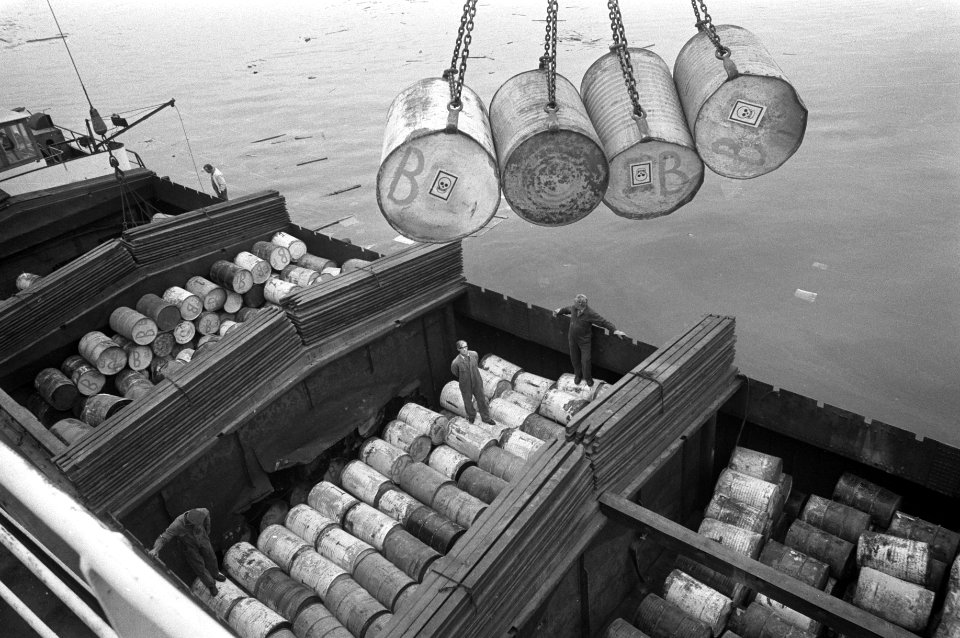 Gifschip Bettingen in Amsterdamse Mercuriushaven, vaten met gif (cyanide) worden, Bestanddeelnr 925-9530