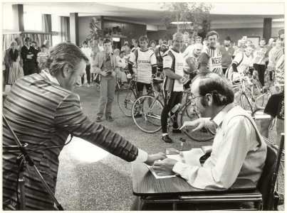 Gift van Albert Mol, tijdens de actie voor een aangepaste tuin voor gehandicapten op Nieuw Unicum