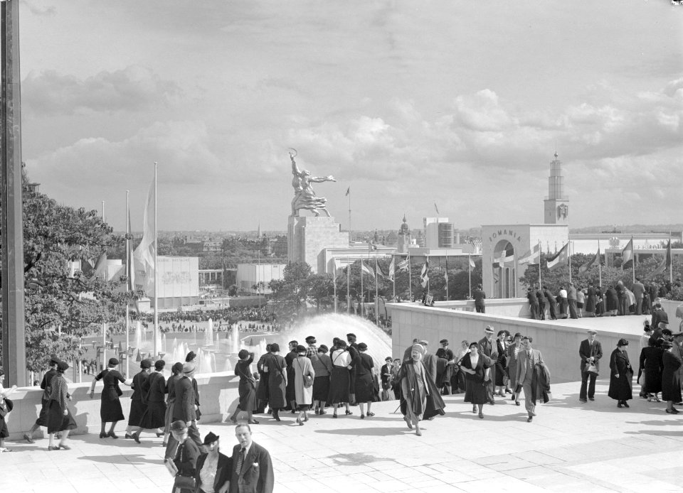 Gezicht vanaf de terrassen van het Palais de Chaillot met van links naar rechts…, Bestanddeelnr 254-2678
