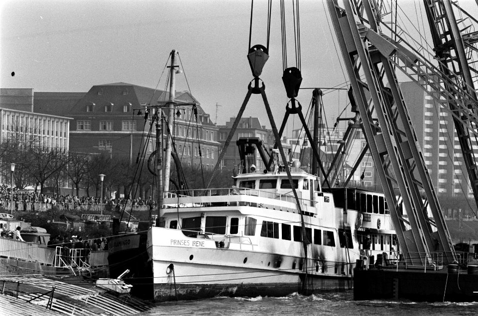 Gezonken schip Prinses Irene in Keulen gelicht, doden geborgen het schip in d, Bestanddeelnr 927-8843