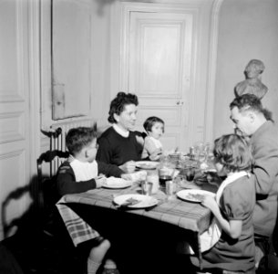 Gezin aan tafel tijdens de maaltijd, Bestanddeelnr 252-9351
