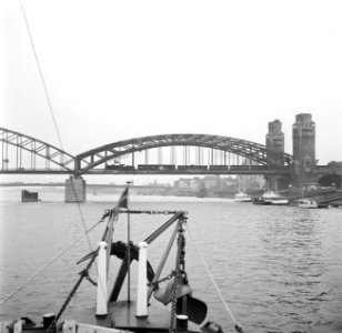 Gezicht vanaf de Rijn op de Hohenzollernbrücke met torens, Bestanddeelnr 254-1031