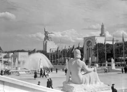Gezicht vanaf de terrassen van het Palais de Chaillot op de waterpartij met font, Bestanddeelnr 254-2692
