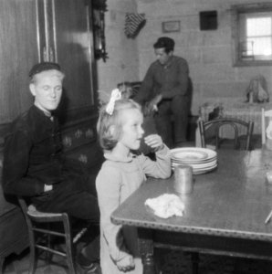 Gezin gehuisvest in voormalige Duitse bunker, Bestanddeelnr 900-7578