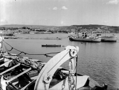 Gezicht vanaf het schip op de haven van Oslo met rechts tegen de heuvel de zeeva, Bestanddeelnr 189-0553
