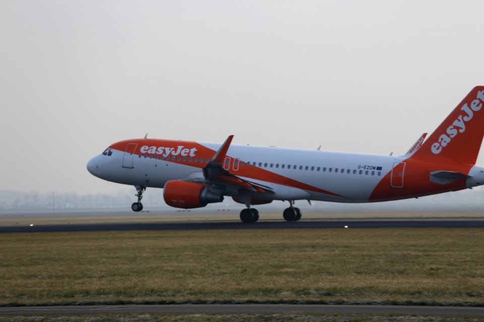 G-EZOM EHAM 2