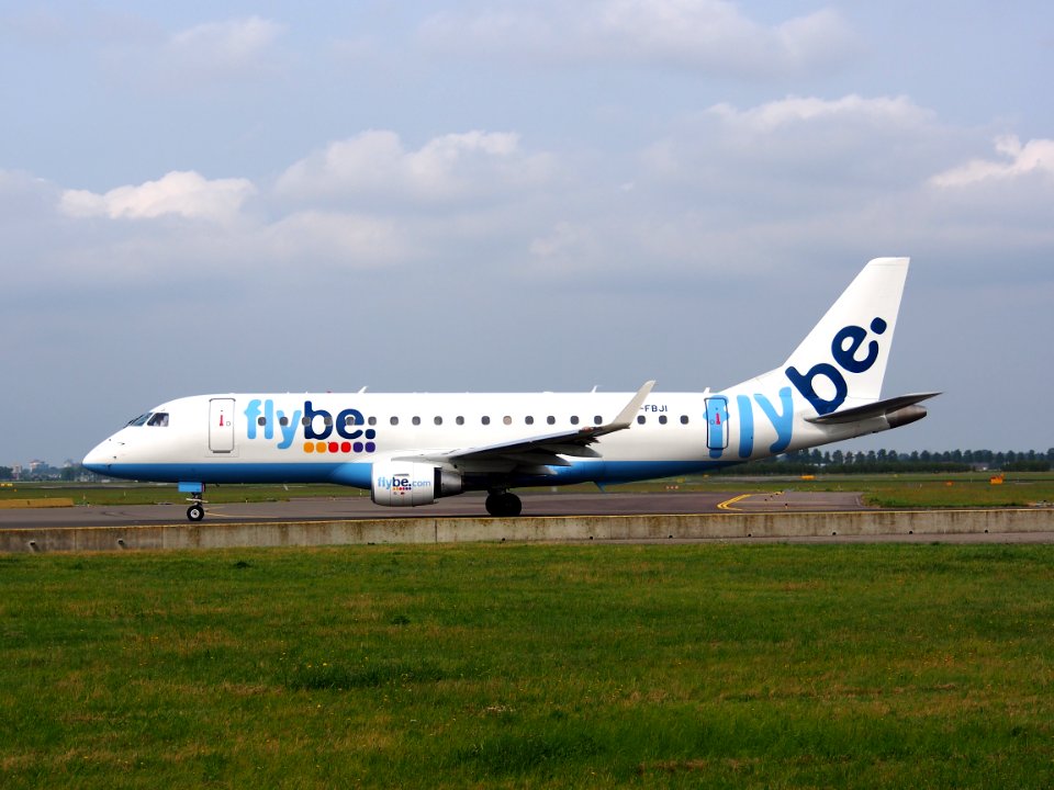 G-FBJI Flybe Embraer ERJ-175STD (ERJ-170-200) - cn 17000355 taxiing 14july2013 pic-002