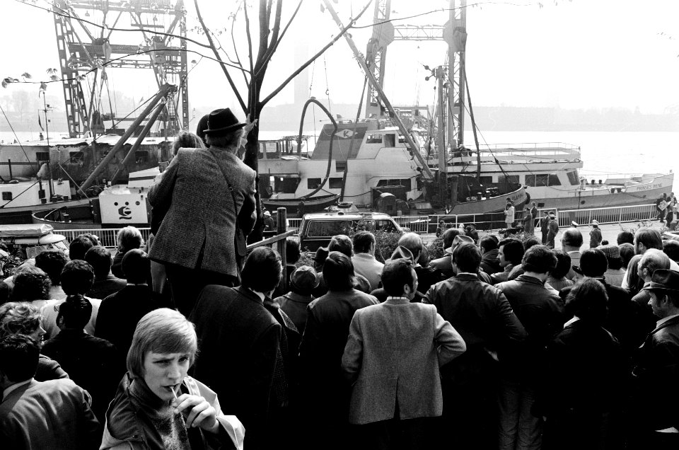 Gezonken schip Prinses Irene in Keulen gelicht, doden geborgen veel publiek b, Bestanddeelnr 927-8847