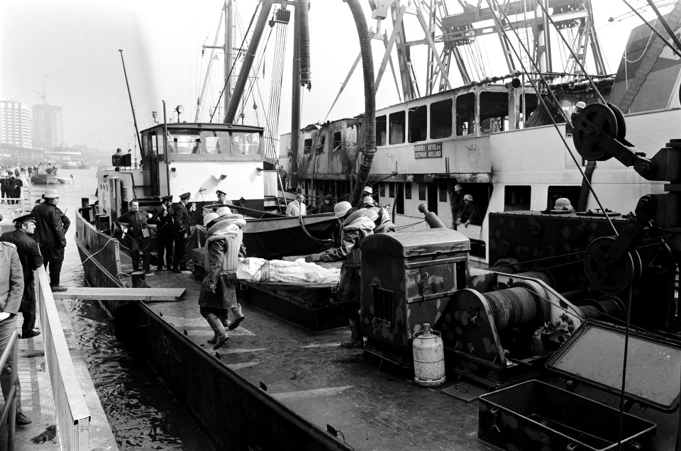 Gezonken schip Prinses Irene in Keulen gelicht, doden geborgen een van de sla, Bestanddeelnr 927-8845