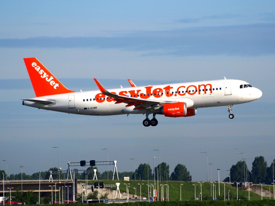 G-EZWR easyJet Airbus A320-214(WL) - cn 5981, landing at Schiphol (AMS - EHAM), The Netherlands, 16may2014, pic1