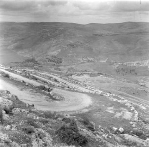 Gezicht vanaf de Taborberg in Galilea op een van de toegangswegen tot de top van, Bestanddeelnr 255-0911