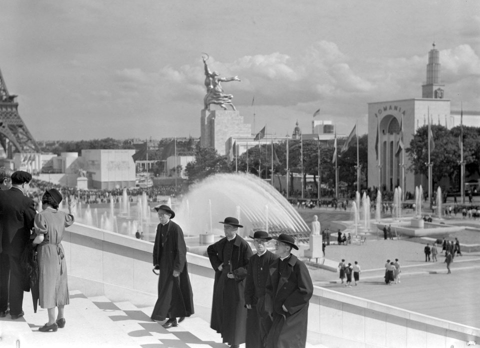 Gezicht vanaf de terrassen van het Palais de Chaillot op de waterpartij met font, Bestanddeelnr 254-2691